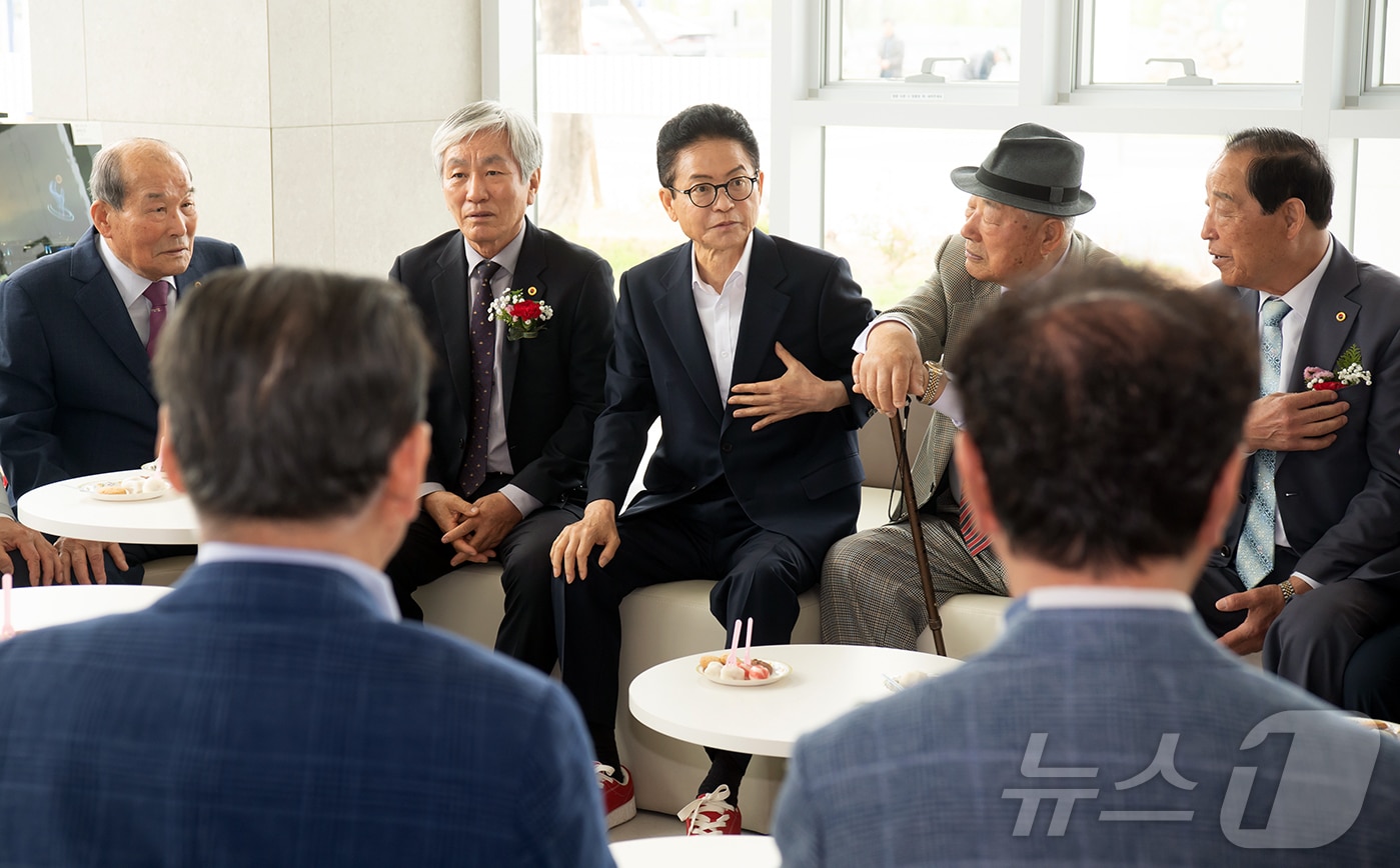 국민의힘 이철우 경북도지사 후보는 7일 경북도 인재개발원에서 열린 제54회 어버이날 기념식에 참석해 복지·돌봄·보훈·의료 분야 10대 공약을 발표했다. /뉴스1