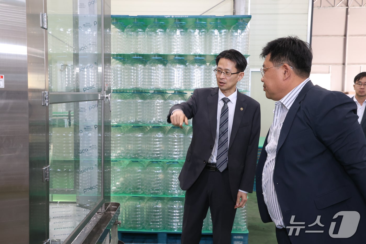 백승보 조달청장(왼쪽)이 7일 차량용 요소수 공급 업체인 주식회사 경민워터컴(대표 권용철)을 방문해 생산현장을 점검 하고 있다(조달청 제공.재판매 및 DB금지)/뉴스1