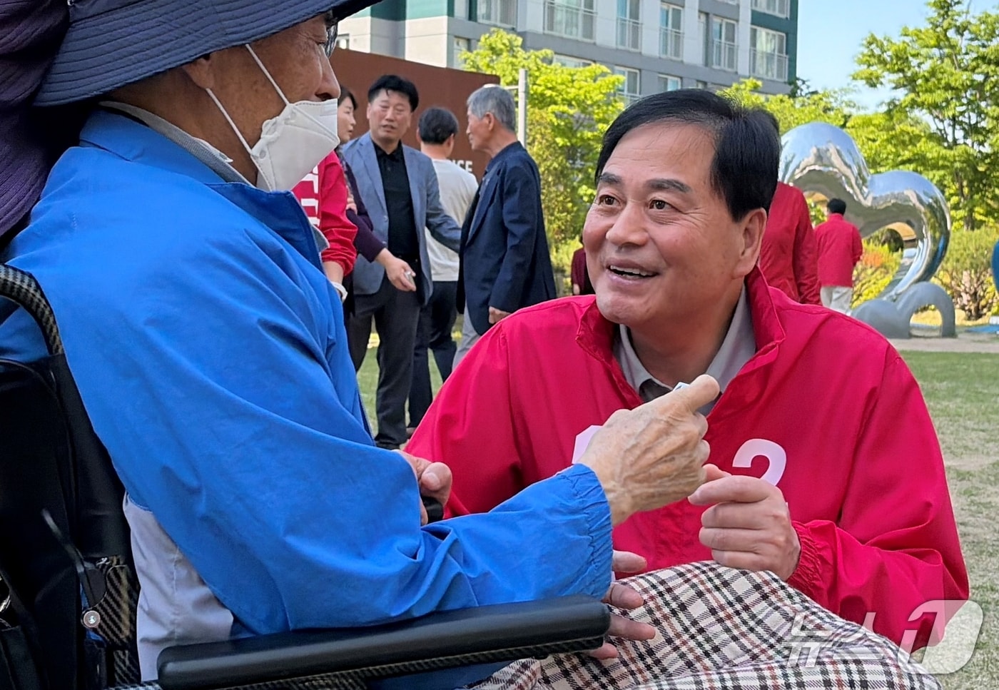 배낙호 국민의힘 김천시장 예비후보가 7일 어르신들을 찾아 지지를 호소하고 있다. (배낙호 캠프 제공. 재판매 및 DB금지)/뉴스1