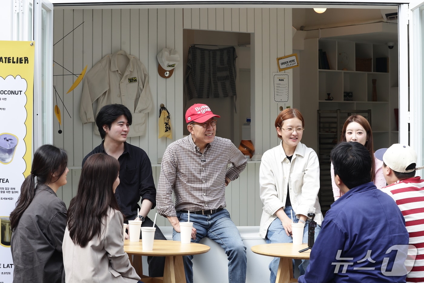 박형준 후보가 7일 부산대학교 인근 베이커리 카페 '바우 버터 아틀리에'에서 열린 간담회에서 청년 창업가와 대학생들과 대화를 나누고 있다.(박형준 선거캠프 제공. 재판매 및 DB금지)