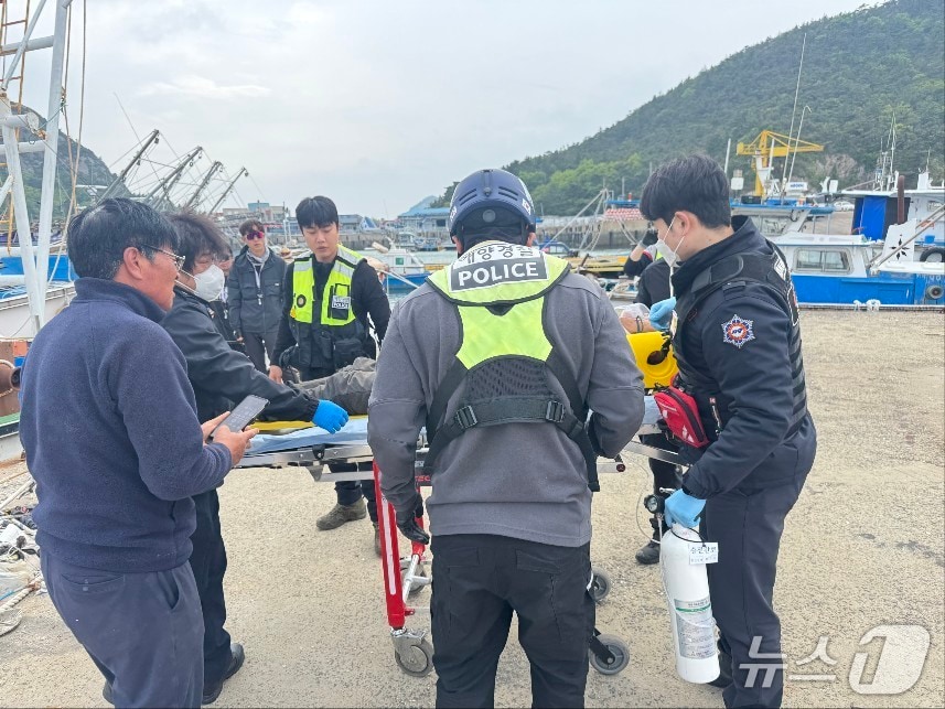 군산해경이 광대도에서 산책로 공사를 하다 추락한 작업자를 인근 항구로 긴급 이송하고 있다.(군산해경 제공. 재판매 및 DB금지)