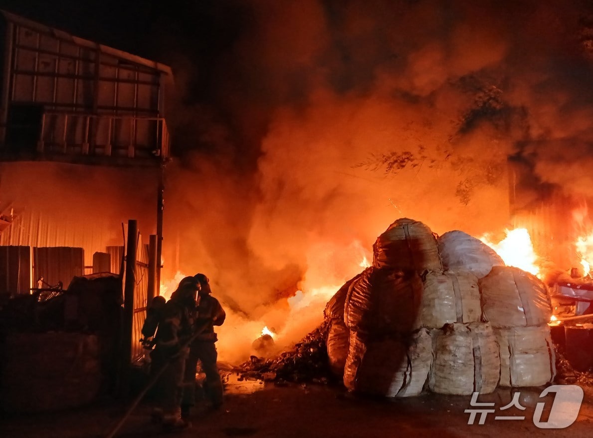 8일 오전 0시45분쯤 경북 포항시 남구 대송면 한 자원 순환시설에서 배터리 발화로 추정되는 불이 났다.