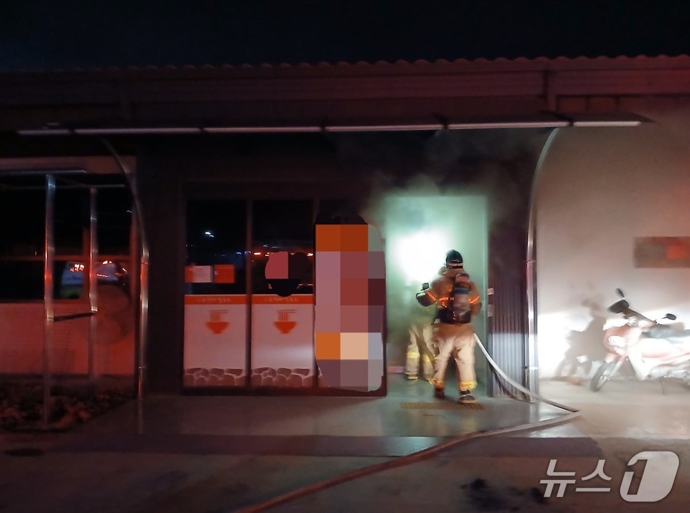 8일 오전 0시 1분쯤 경북 칠곡군 약목면 남계리의 한 식당에서 원인 모를 불이 나 소방 대원들이 진화하고 있다.(경북소방본부 제공. 재판매 및 DB 금지)2026.5.8/뉴스1
