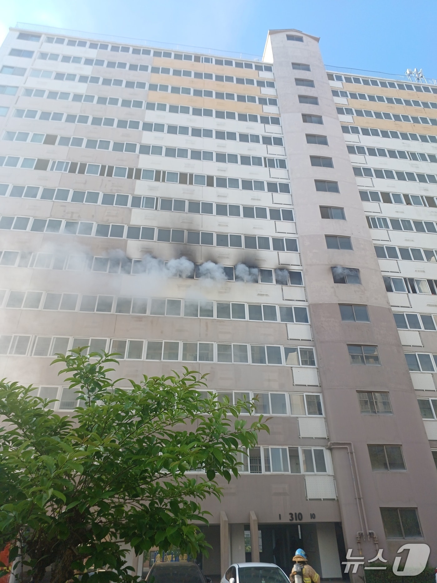 8일 오전 7시 38분쯤 여수 화장동 아파트에서 불이 나 소방당국이 진화작업을 벌이고 있다. (전남소방본부 제공. 재판매 및 DB금지)