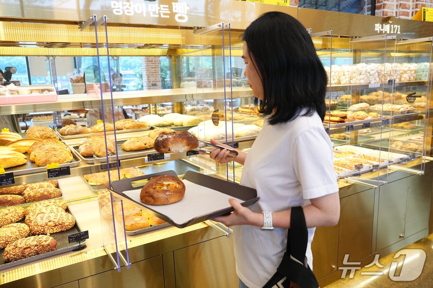 천안 빵집에서 빵 고르는 시민.(천안시청 제공. 재판매 및 DB금지)