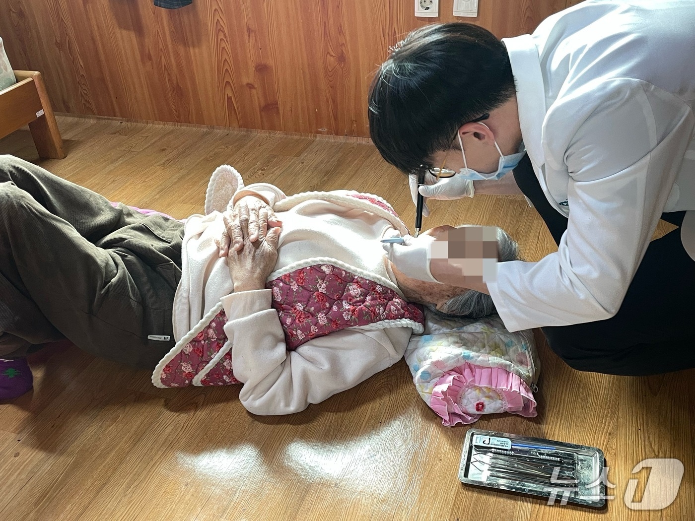 65세 이상 어르신 대상 '방문구강건강관리' 운영 모습(계룡시 제공.재판매 및 DB금지)/뉴스1