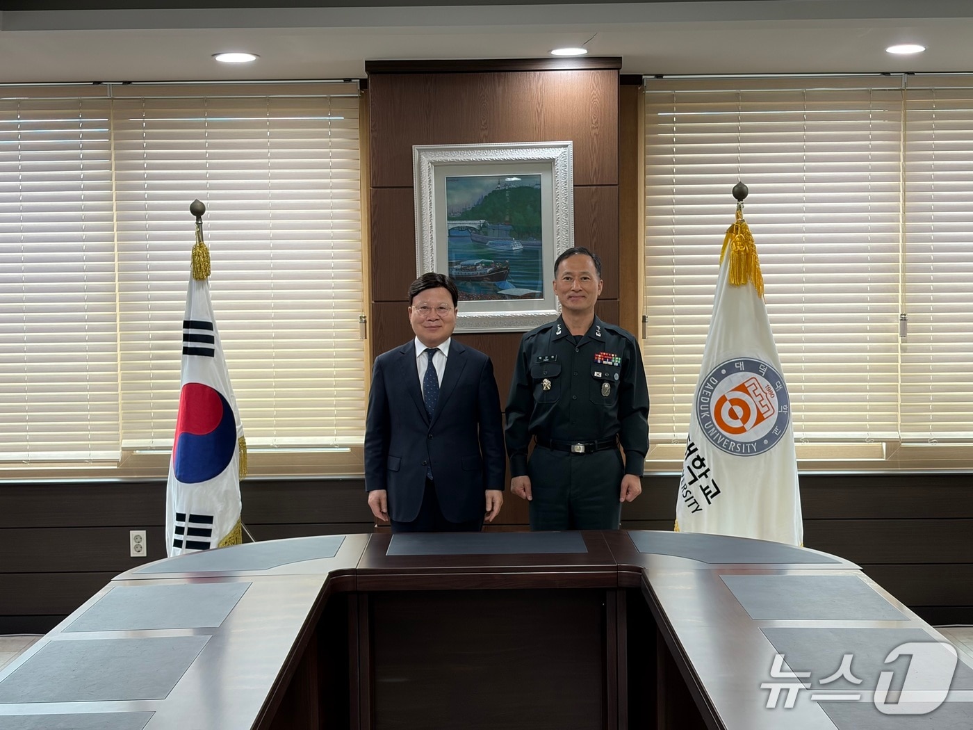 왼쪽부터 대덕대 김대성 총장, 육군3사관학교장 박진희 소장 (대덕대학교 제공.재판매 및 DB금지)/뉴스1