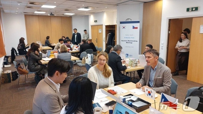 경기 수원시가 지난해 11월 연 케이(K)-한류 유럽연합(EU) 권역 수출개척단에 참가한 시 기업인들이 체코 현지 바이어와 상담하고 있다. (수원시 제공. 재판매 및 DB 금지) 2026.5.8/뉴스1