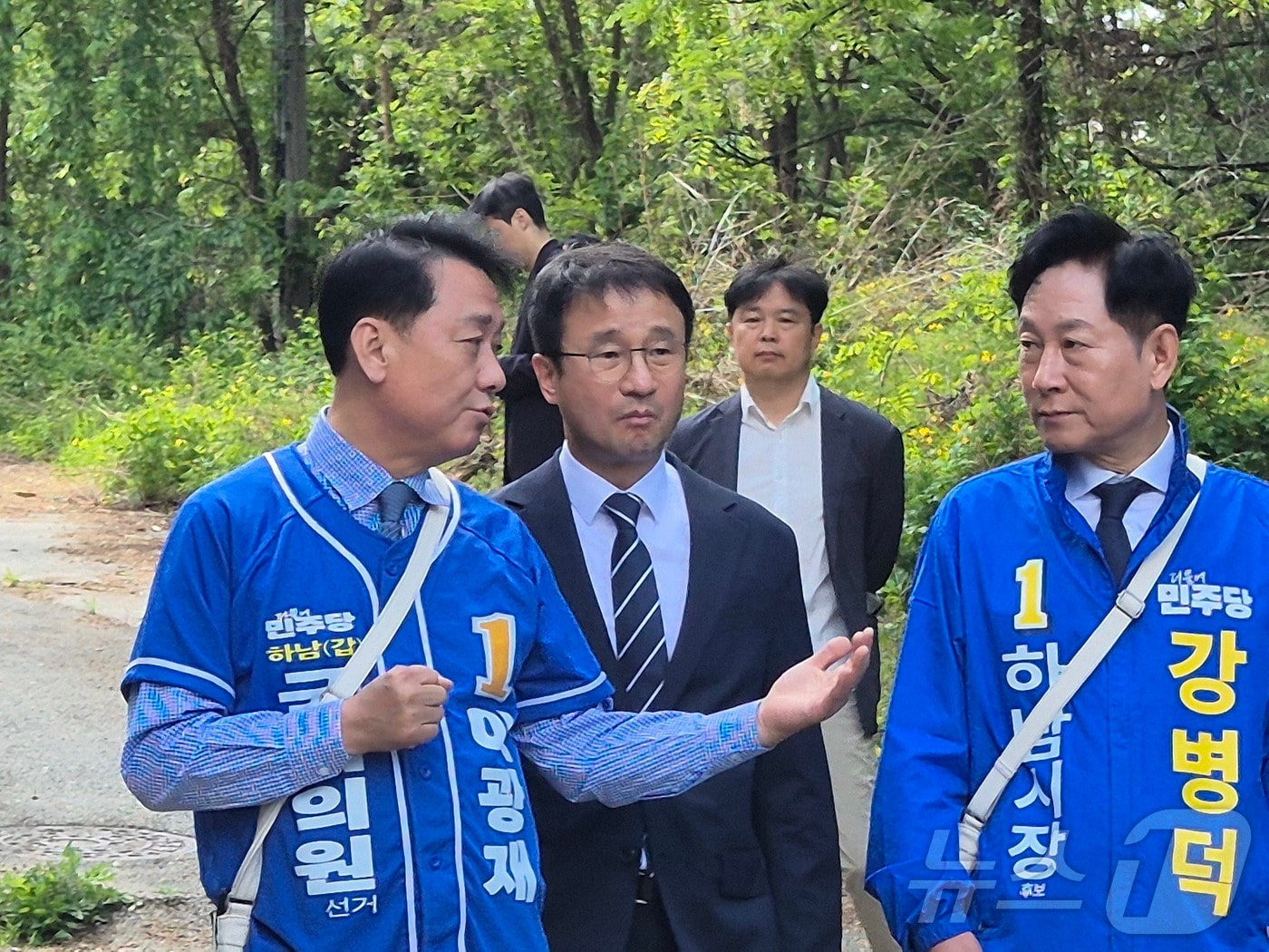 한병도 더불어민주당 원내대표가 8일 경기도 하남시 미군 반환공여지 '캠프 콜번'에서 이광재 경기 하남갑 국회의원 보궐선거 후보와 강병덕 하남시장 후보 캠프가 연 '7대 숙원과제 입법 지원 현장 기자회견'에 참석해 내용 설명을 듣고 있다. 2026.5.8 ⓒ 뉴스1 양희문 기자