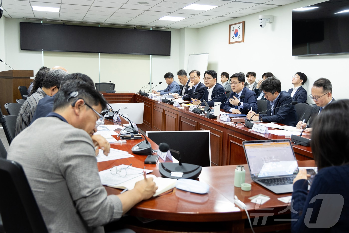 김성환 기후에너지환경부 장관이 서울 여의도 국회의원회관에서 송전 전력망 건설 반대 지역별 대표들과 간담회를 하고 있다. (기후에너지환경부 제공. 재판매 및 DB 금지) 2026.5.8 ⓒ 뉴스1