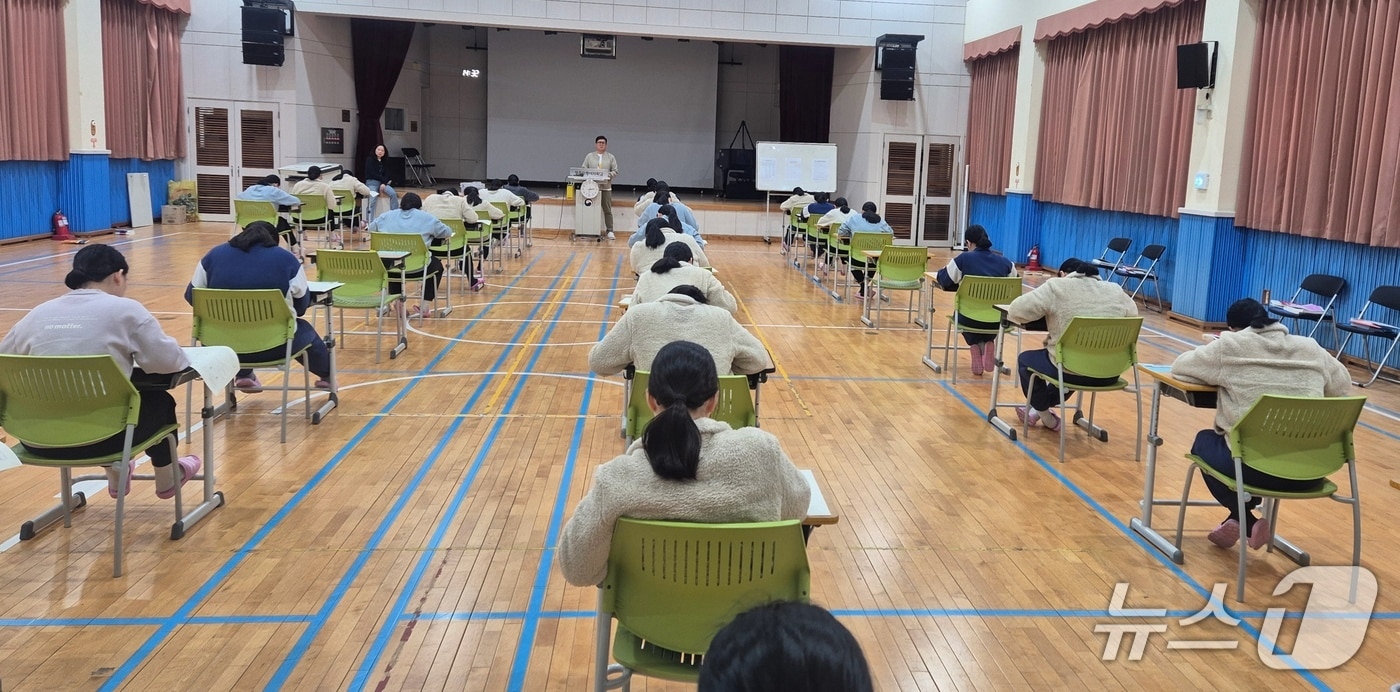검정고시를 응시하는 소년원생들.(법무부청주소년원 제공. 재판매 및 DB금지)/뉴스1