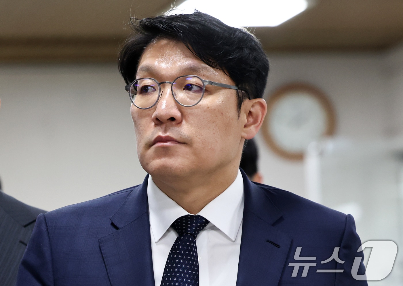김건희 씨에게 고가의 그림을 건넨 혐의를 받는 김상민 전 부장검사가 서울 서초구 서울고등법원에서 열린 항소심 선고 공판에 출석하고 있다. 김 전 부장검사는 김 씨의 친오빠를 통해 1억 4천만원에 달하는 이우환 화백 작품을 전달해 22대 국회의원 총선 공천과 국가정보원 법률특보 임명 과정에서 도움을 받은 혐의를 받고 있다. 2026.5.8 ⓒ 뉴스1 최지환 기자