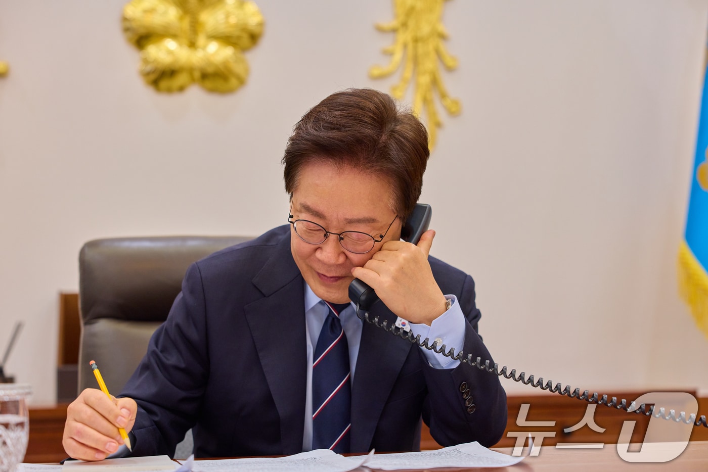 이재명 대통령이 8일 서울 청와대에서 마크 카니 캐나다 총리와 전화 통화를 하고 있다. (청와대 제공. 재판매 및 DB 금지) 2026.5.8 ⓒ 뉴스1 허경 기자