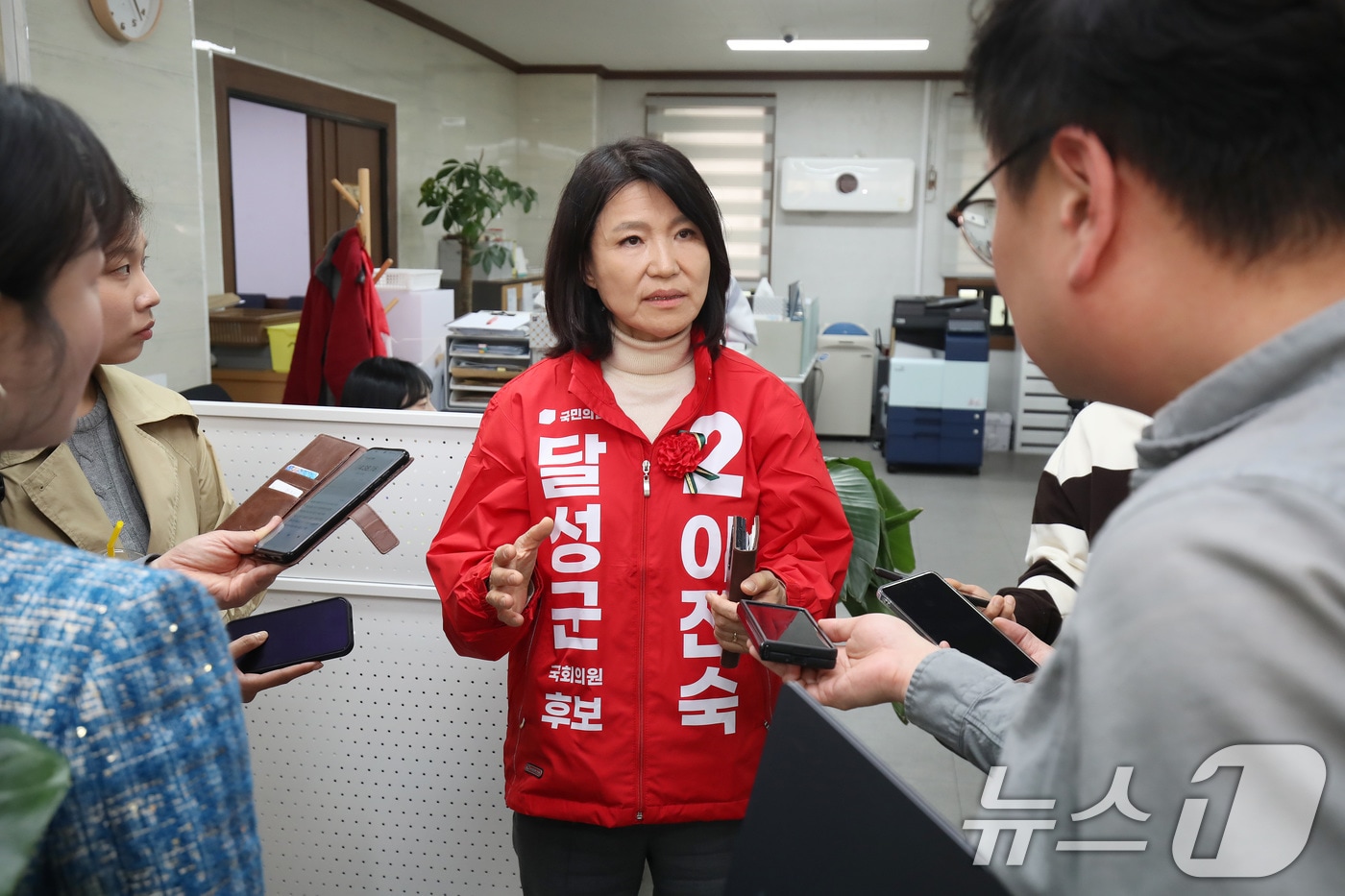 대구 달성군 국회의원 보궐선거에 출마하는 이진숙 전 방송통신위원장이 8일 국민의힘 대구시당에서 기자들과 만나 각오를 밝히고 있다. 2026.5.8 ⓒ 뉴스1 공정식 기자