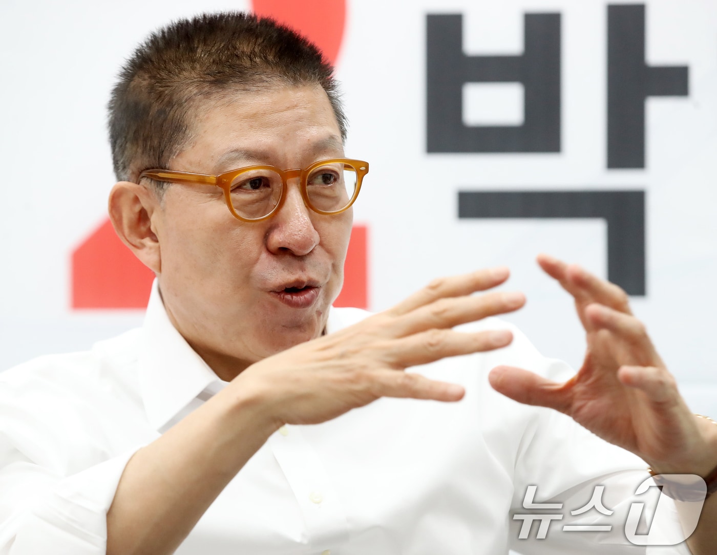 박형준 국민의힘 부산시장 후보가 지난 8일 부산 부산진구 선거사무소에서 뉴스1과 인터뷰를 하고 있는 모습. ⓒ 뉴스1 윤일지 기자