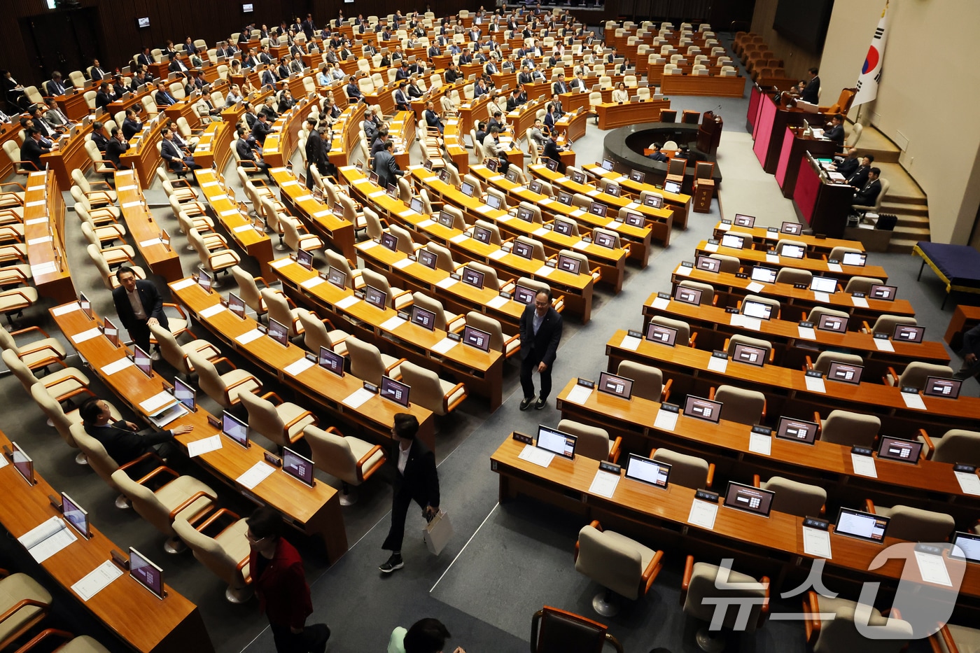 국민의힘 의원들이 8일 오후 서울 여의도 국회에서 열린 제435회 국회(임시회) 제2차 본회의에서 의사진행에 반발하며 퇴장하고 있다. 2026.5.8 ⓒ 뉴스1 황기선 기자