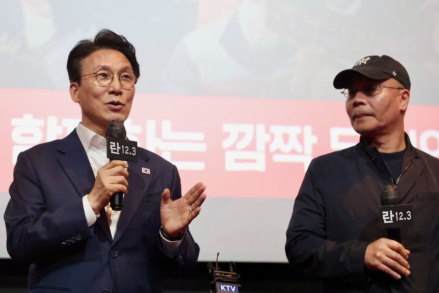 김민석 국무총리(왼쪽)와 이명세 감독 