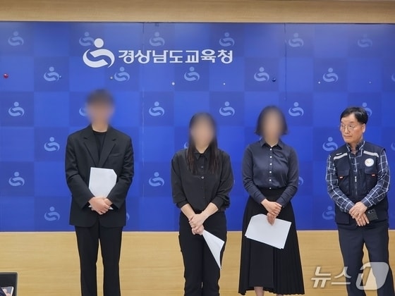 경남교사노조와 피해 교사들이 지난 6일 경남교육청 브리핑룸에서 기자회견을 열고 교권 침해 피해를 호소하고 있다. 2026.5.6 ⓒ 뉴스1 박민석 기자