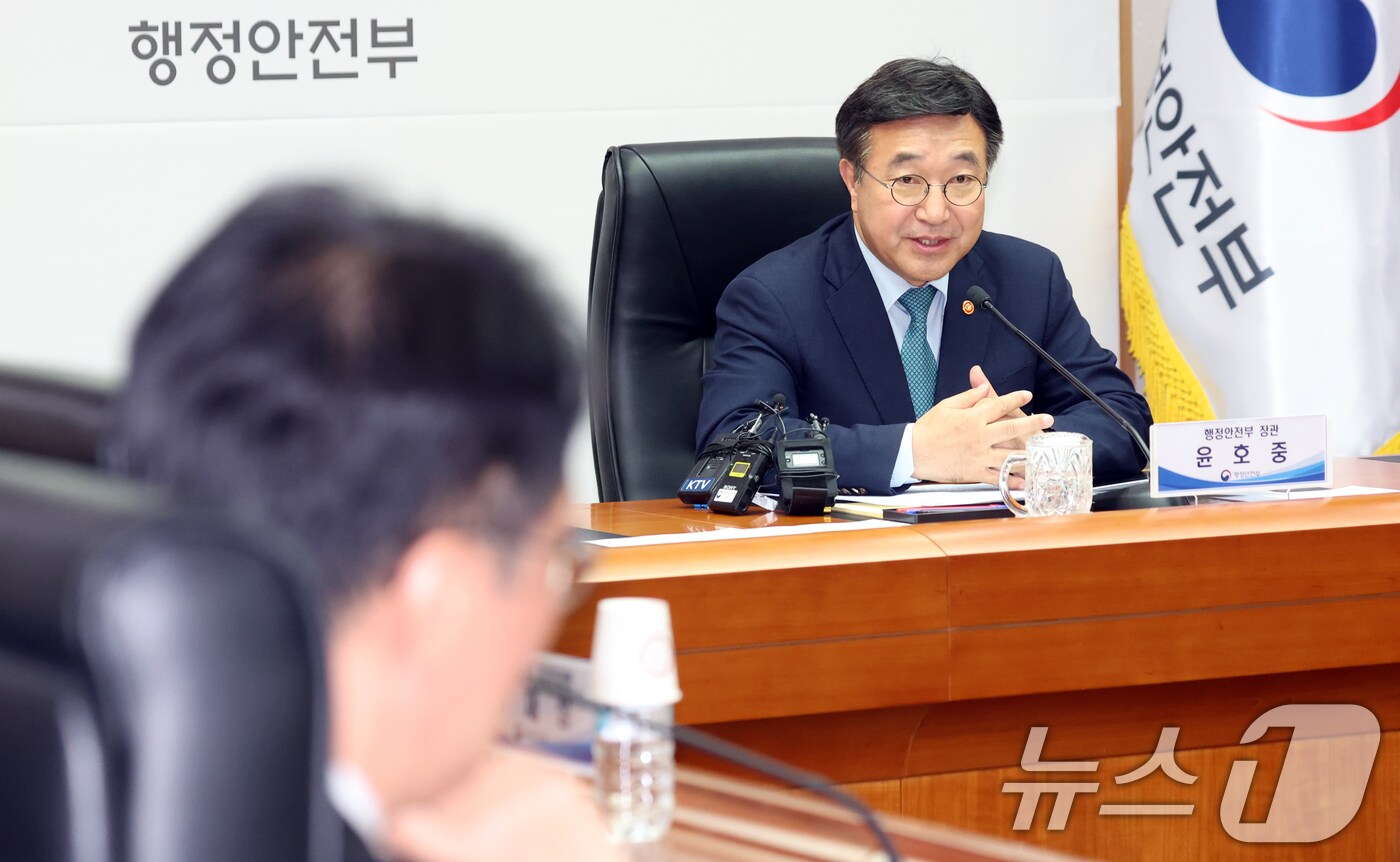 윤호중 장관, 지원금 2차 지급 현장 점검 나서