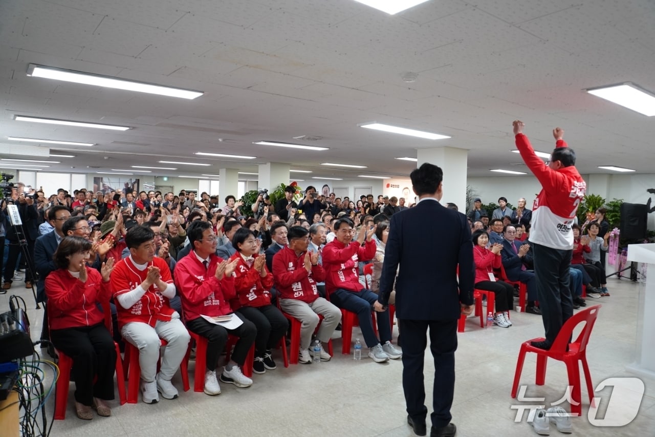 8일 오후 김덕현 현 연천군수가 선거사무소 개소식을 갖고 지지자들에게 인사하고 있다. (김덕현 예비후보 선거캠프 제공, 재판매 및 DB금지)
