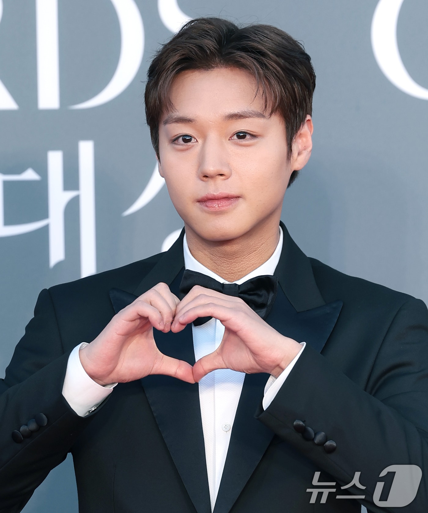 배우 박지훈이 8일 서울 강남구 코엑스에서 열린 ‘제62회 백상예술대상’ 레드카펫 행사에 참석해 포즈를 취하고 있다. 2026.5.8 ⓒ 뉴스1 권현진 기자
