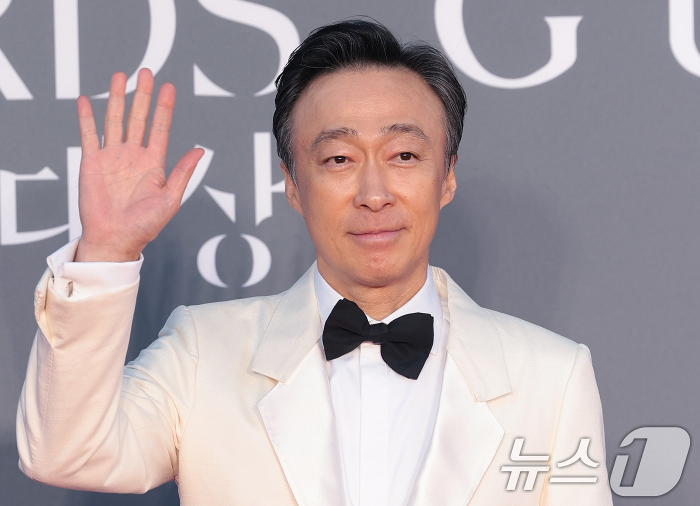 배우 이성민 8일 서울 강남구 코엑스에서 열린 ‘제62회 백상예술대상’ 레드카펫 행사에 참석해 포즈를 취하고 있다. 2026.5.8 ⓒ 뉴스1 권현진 기자