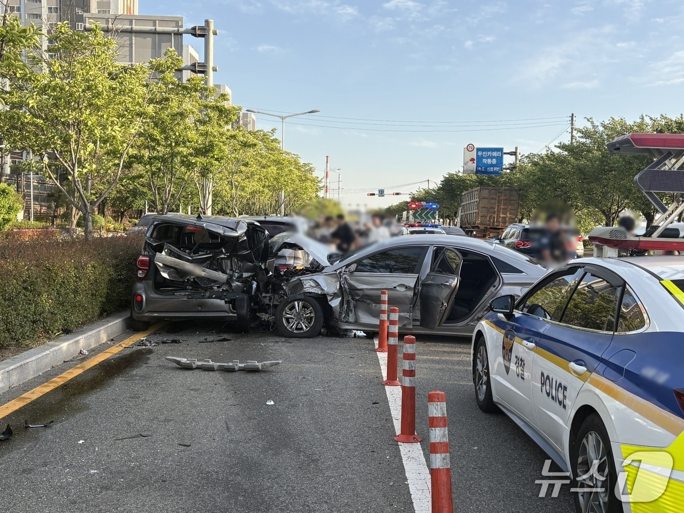 8일 옿수 5시 39분쯤 부산 사하구 하단동 강변대로에서 8중 추돌사고가 일어나 6명이 경상을 입었다. 사진은 사고 현장 모습.(사하경찰서 제공. 재판매 및 DB금지)