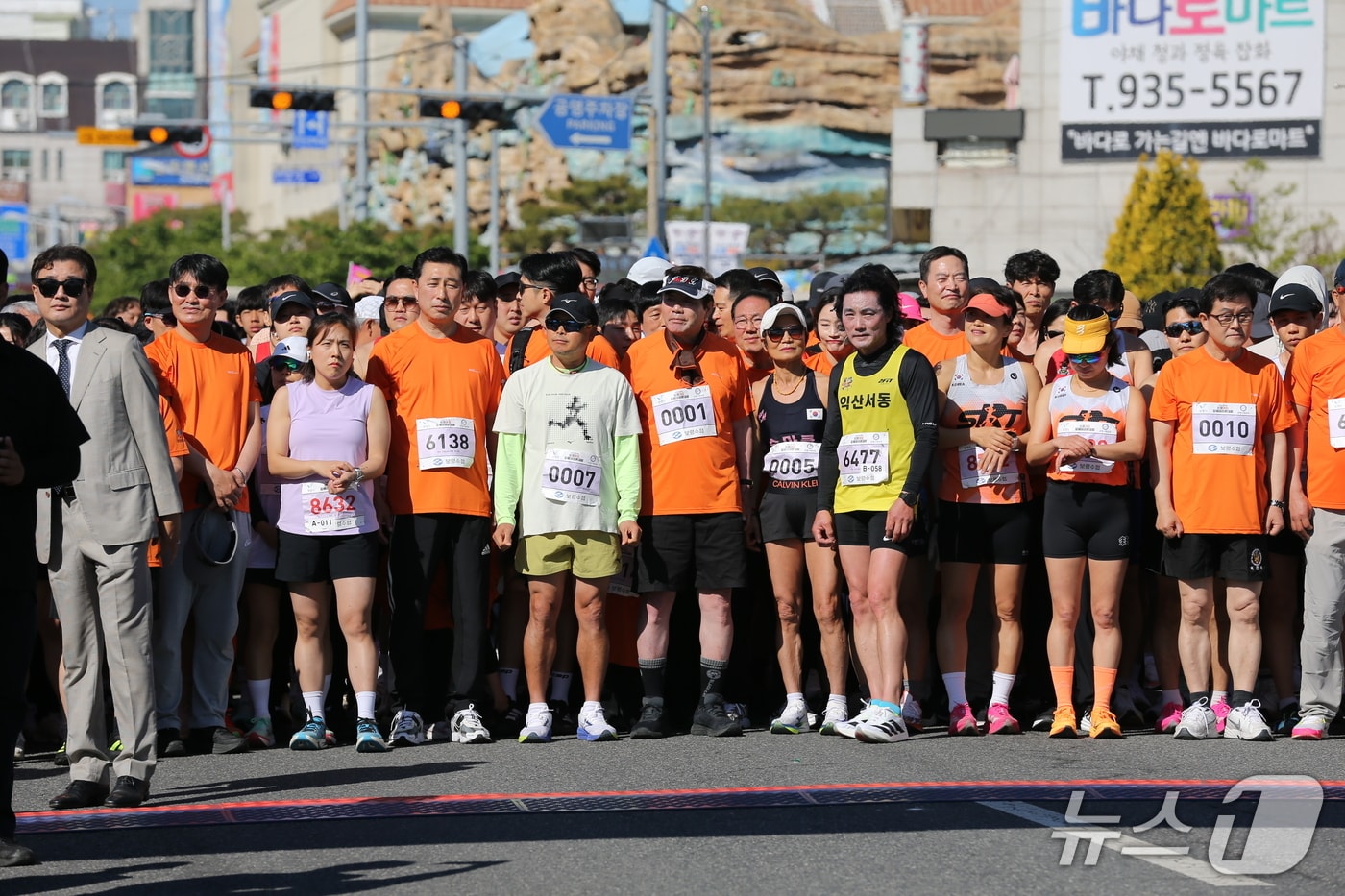 '0001'번을 가슴에 단 김동일 보령시장과 5km 종목 출전 마라톤 동호인들 모습.2026.5.9/뉴스1