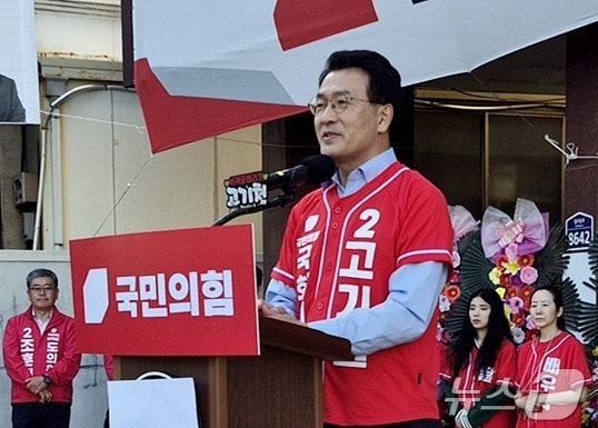 서귀포시 국회의원 보궐선거에 나선 국민의힘 고기철 예비후보가 9일 오후 서귀포시 일주동로에서 선거사무소 개소식에서 공식 출마선언을 하고 있다.(고기철 선거캠프 제공. 재판매 및 DB 금지) ⓒ 뉴스1 홍수영 기자