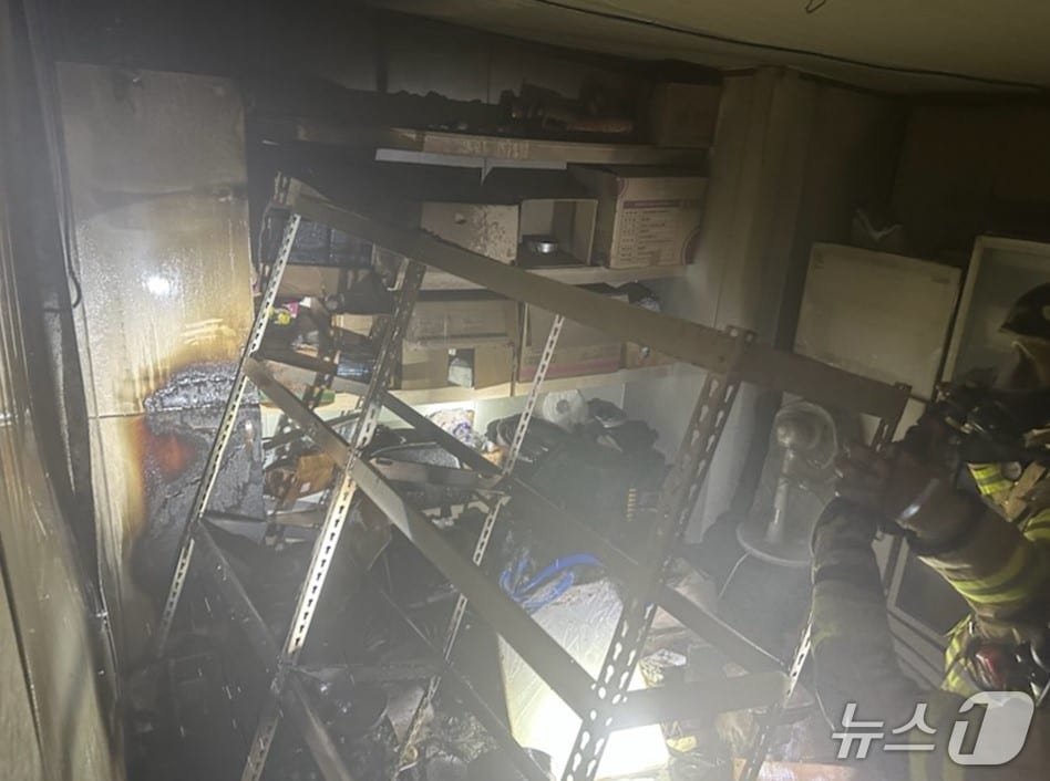 31일 오후 8시 39분쯤 경북 포항시 남구 효자동 한 식당 숯 보관 창고에서 불이 나 진화 대원들이 안전 조치를 하고 있다.(경북소방본부 제공. 재판매 및 DB 금지)2026.6.1/뉴스1