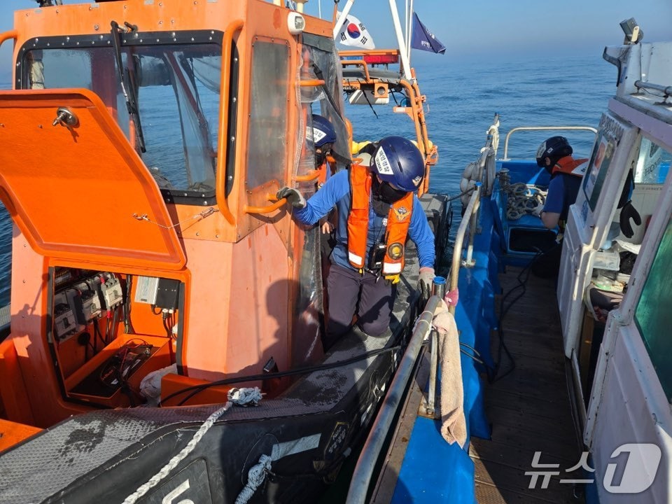 지난달 31일 오전 7시께 부안해경이 배터리 방전으로 부안군 상왕등도 인근 해상을 표류하던 동력수상레저기구를 구조했다.(부안해경 제공. 재판매 및 DB금지)