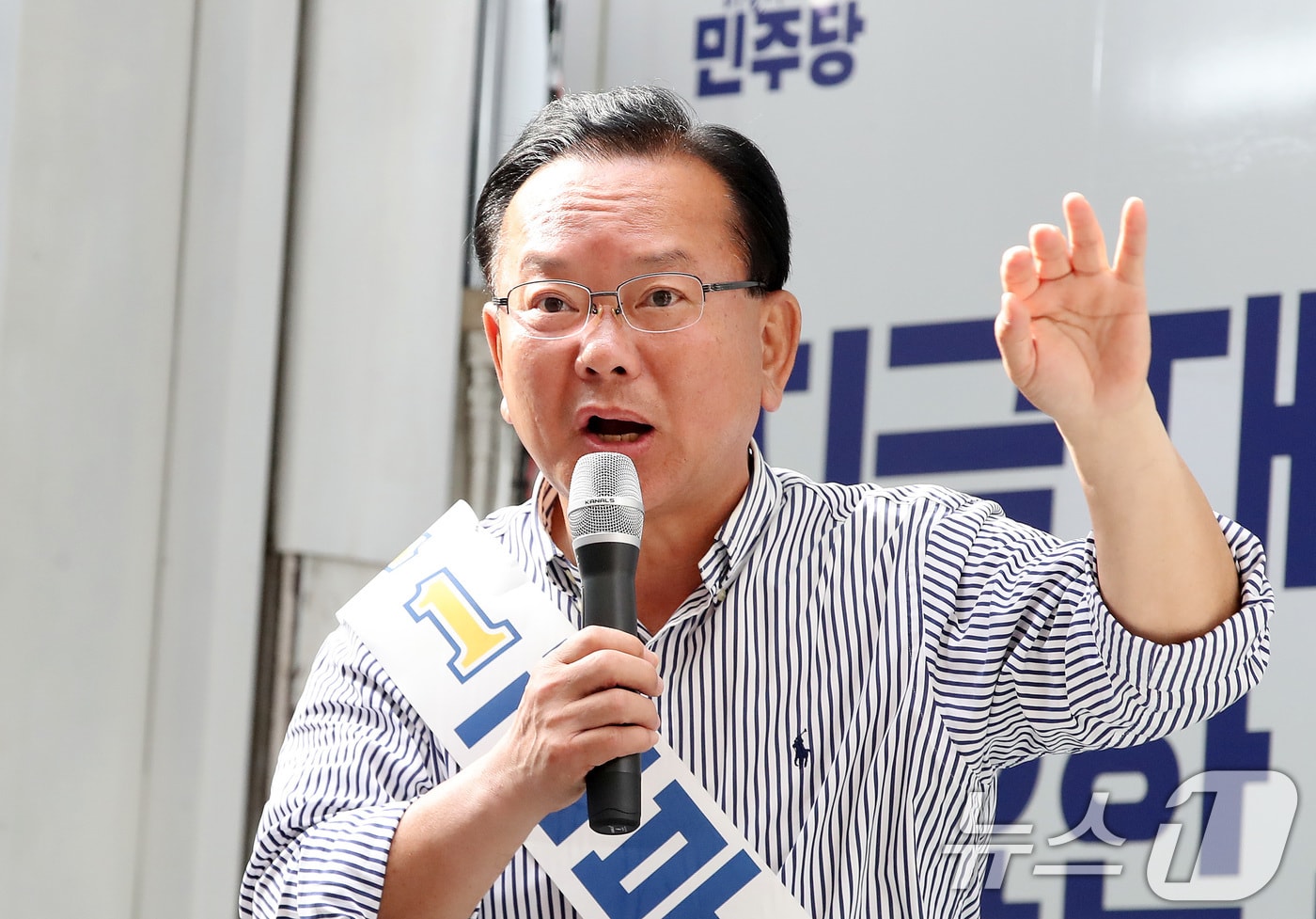 김부겸 더불어민주당 대구시장 후보가 1일 오전 대구 북구 팔달신시장에서 지지를 호소하고 있다. 2026.6.1 ⓒ 뉴스1 공정식 기자