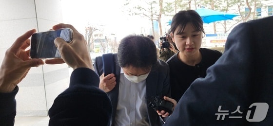 충북교육청 전 장학관의 구속 전 피의자 심문(영장실질심사) 출석 모습.(자료사진)/뉴스1