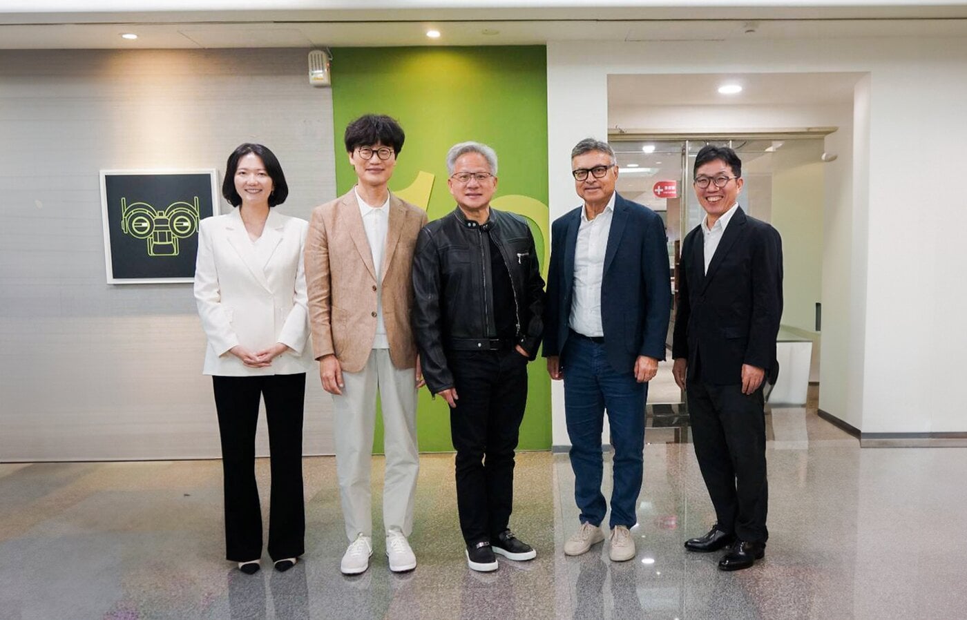 "이번엔 소버린 AI" 네이버, 젠슨 황 회동 기대감에 24% 급등 [핫종목]