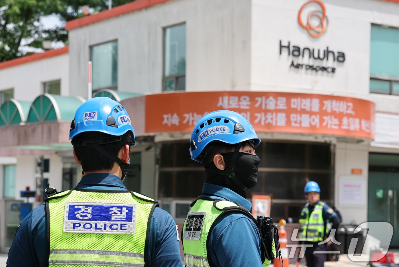 1일 오전 10시59분께 대전 유성구 외삼동 한화에어로스페이스 대전사업장에서 발생한 화재로 7명의 사상자가 발생, 경찰이 주변을 통제하고 있다. 2026.6.1 ⓒ 뉴스1 김기태 기자