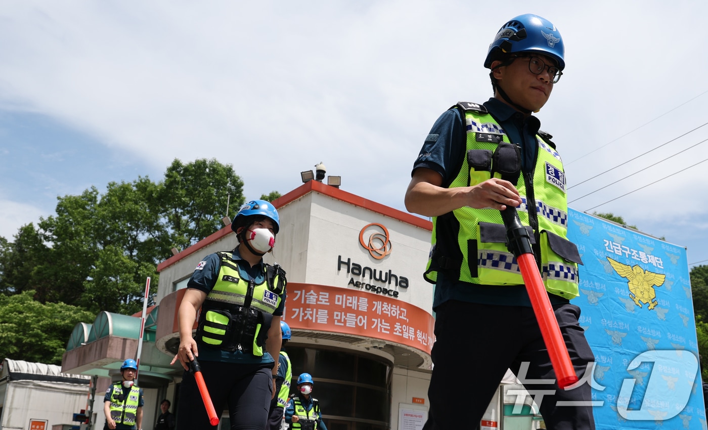 1일 오전 10시59분께 대전 유성구 외삼동 한화에어로스페이스 대전사업장에서 발생한 화재로 7명의 사상자가 발생, 경찰이 주변을 통제하고 있다. 2026.6.1 ⓒ 뉴스1 김기태 기자