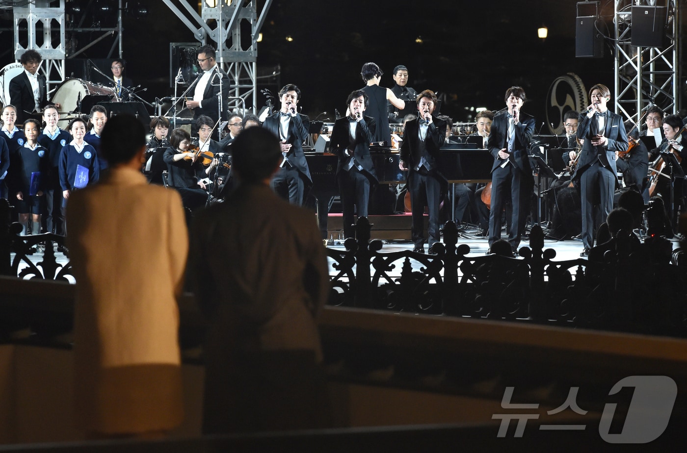 일본 국민아이돌 '아라시'가 지난 2019년 11월 9일 나루히토 일왕 즉위 기념 축하 행사에서 노래를 부르고 있다. 2019.11.9. ⓒ 뉴스1 ⓒ 로이터=뉴스1