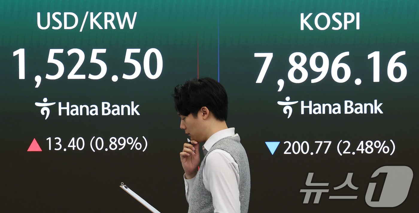 코스피가 장 초반 2%대 하락 출발한 10일 오전 서울 중구 하나은행 딜링룸 전광판에 코스피·환율 시황이 표시되고 있다. 2026.6.10 ⓒ 뉴스1 오대일 기자