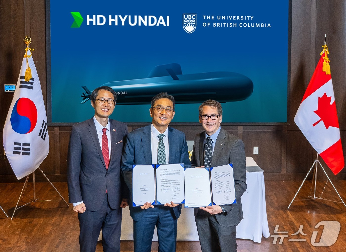 HD현대와 캐나다 브리티시컬럼비아대학(UBC)이 '첨단 디지털과 AI 기반 선박 자율 운항 시스템 및 차세대 함정 구조 개발을 위한 MOU'를 체결하는 모습(HD현대 제공)