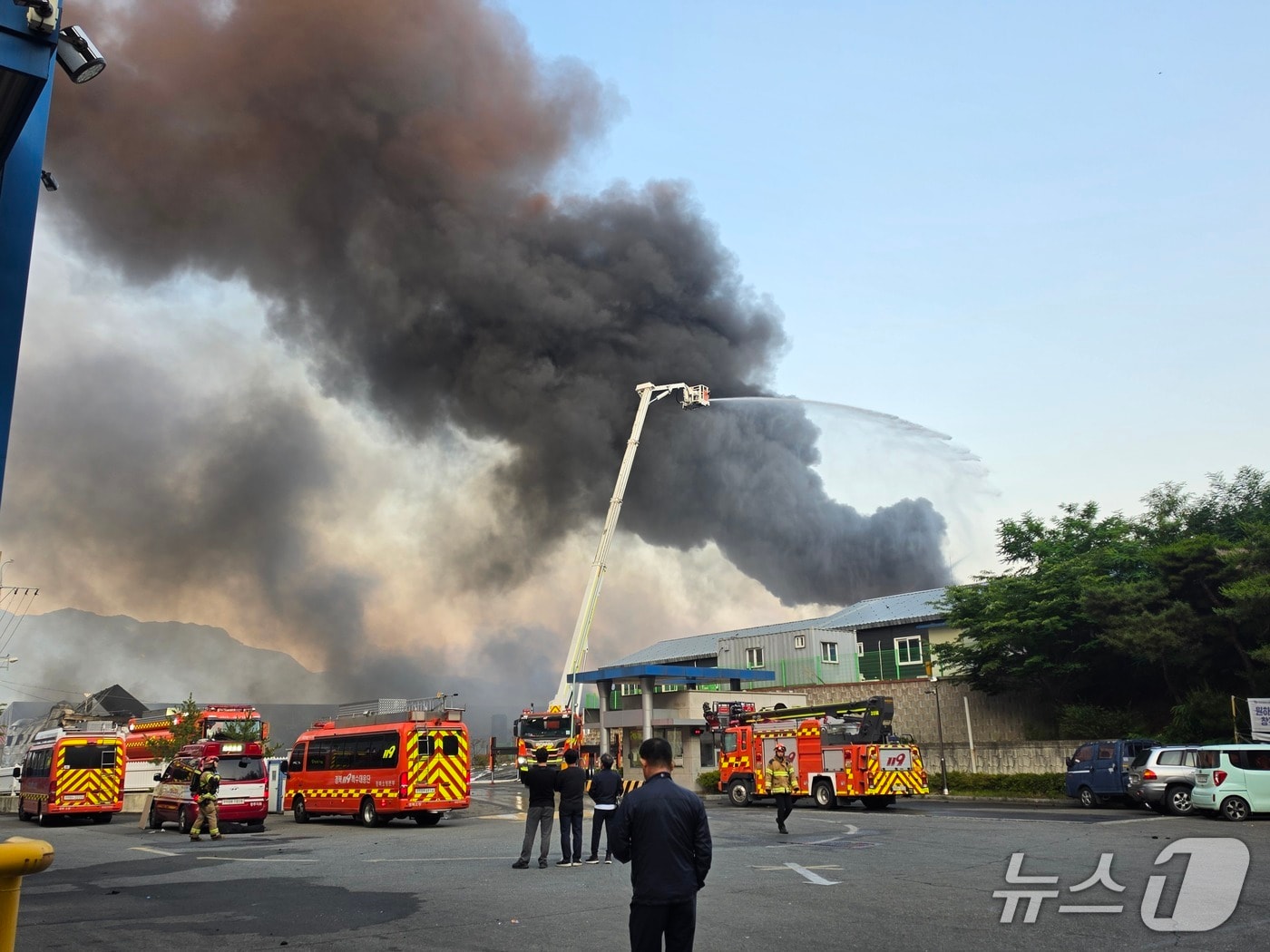 10일 오전 0시 39분쯤 경북 경주시 건천읍 용명리 건천산업단지 내 열분해유 제조공장 기름탱크에서 불이 나 소방 당국이 진화에 나섰다.(경북소방본부 제공. 재판및 DB 금지)2026.6.10/뉴스1