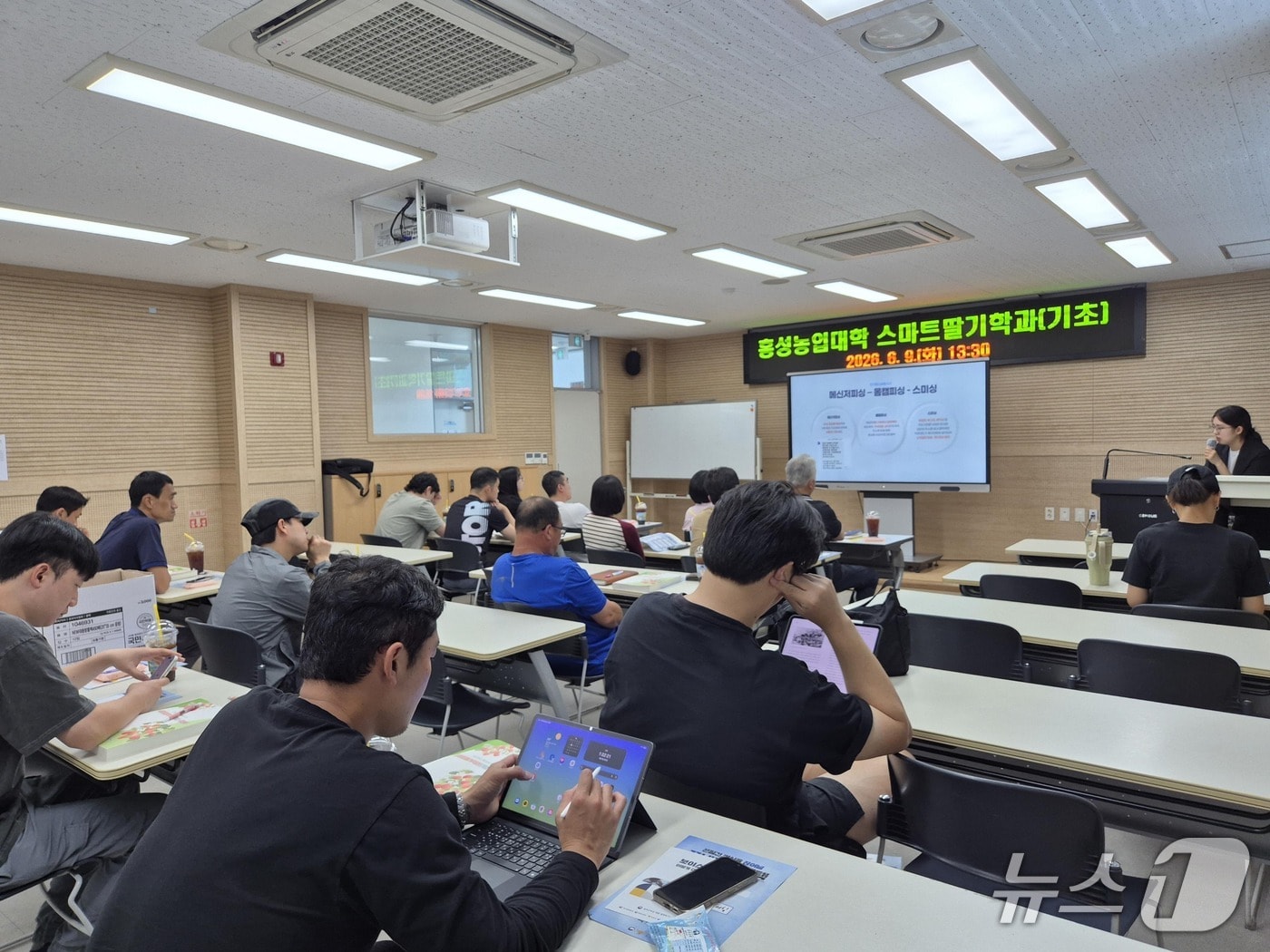 홍성경찰서가 홍성농업기술센터에서 농업인을 대상으로 보이스피싱 예방 교육을 진행 중인 모습. (홍성경찰서 제공, 재판매 치
