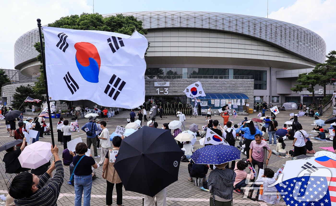 제9회 전국동시지방선거 투표용지 부족 사태를 규탄하며 재선거를 요구하는 집회가 계속되는 10일 서울 송파구 올림픽공원 핸드볼경기장 개표소 앞에 시민들이 모여 재선거를 요구하는 구호를 외치고 있다. 2026.6.10 ⓒ 뉴스1 이호윤 기자