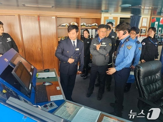 부산해경이 지난 4월 크루즈선 '드림호'를 살펴보는 모습 (해경 제공. 재판매 및 DB금지)
