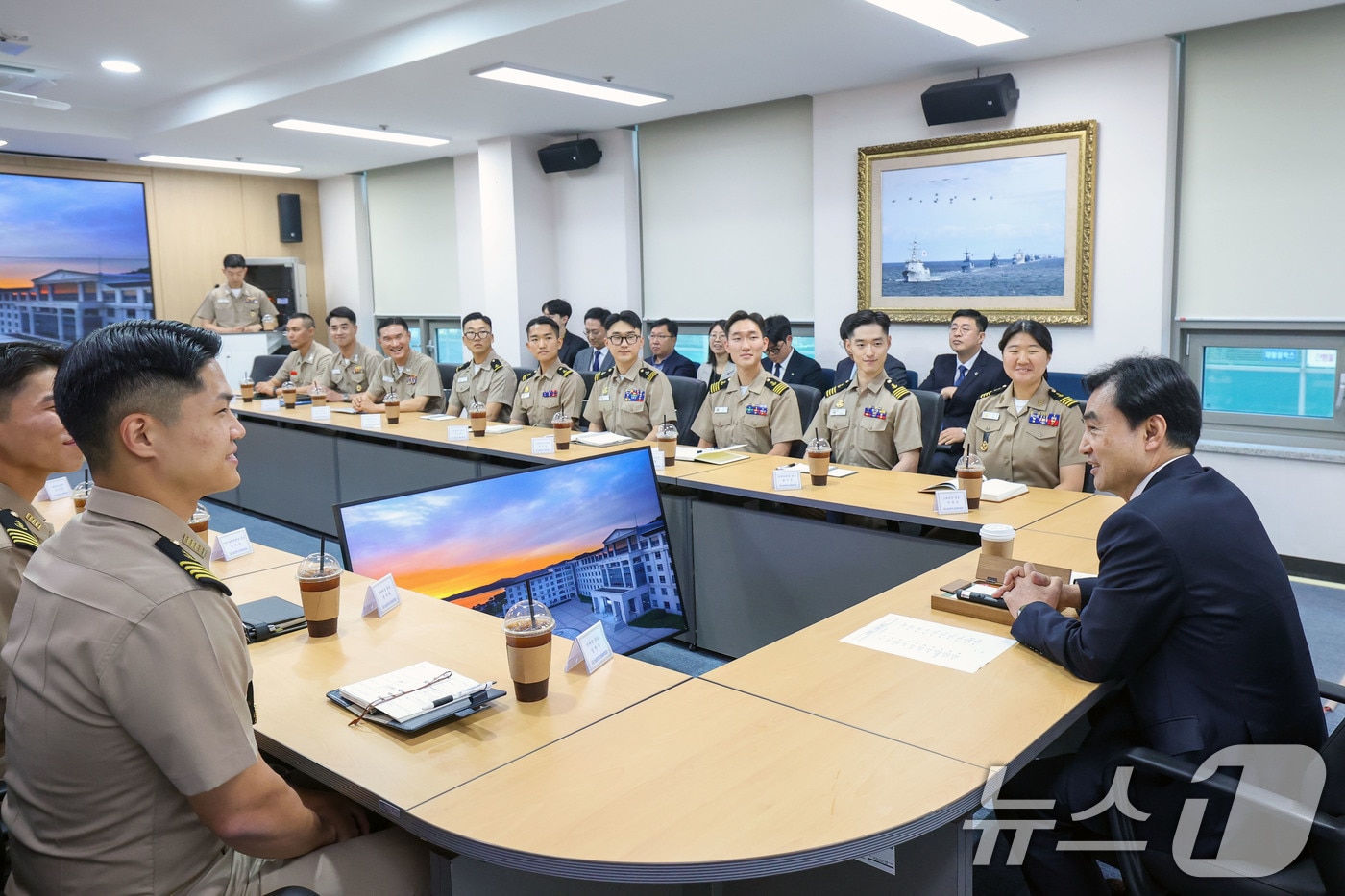 안규백 국방부 장관이 10일 진해 해군사관학교를 방문, 해군사관생도들을 만나 정예 해군장교 양성 및 국군사관학교(3군 통합)  창설에 관한 의견을 청취하고 있다. (국방부 제공. 재판매 및 DB금지) 2026.6.10 ⓒ 뉴스1