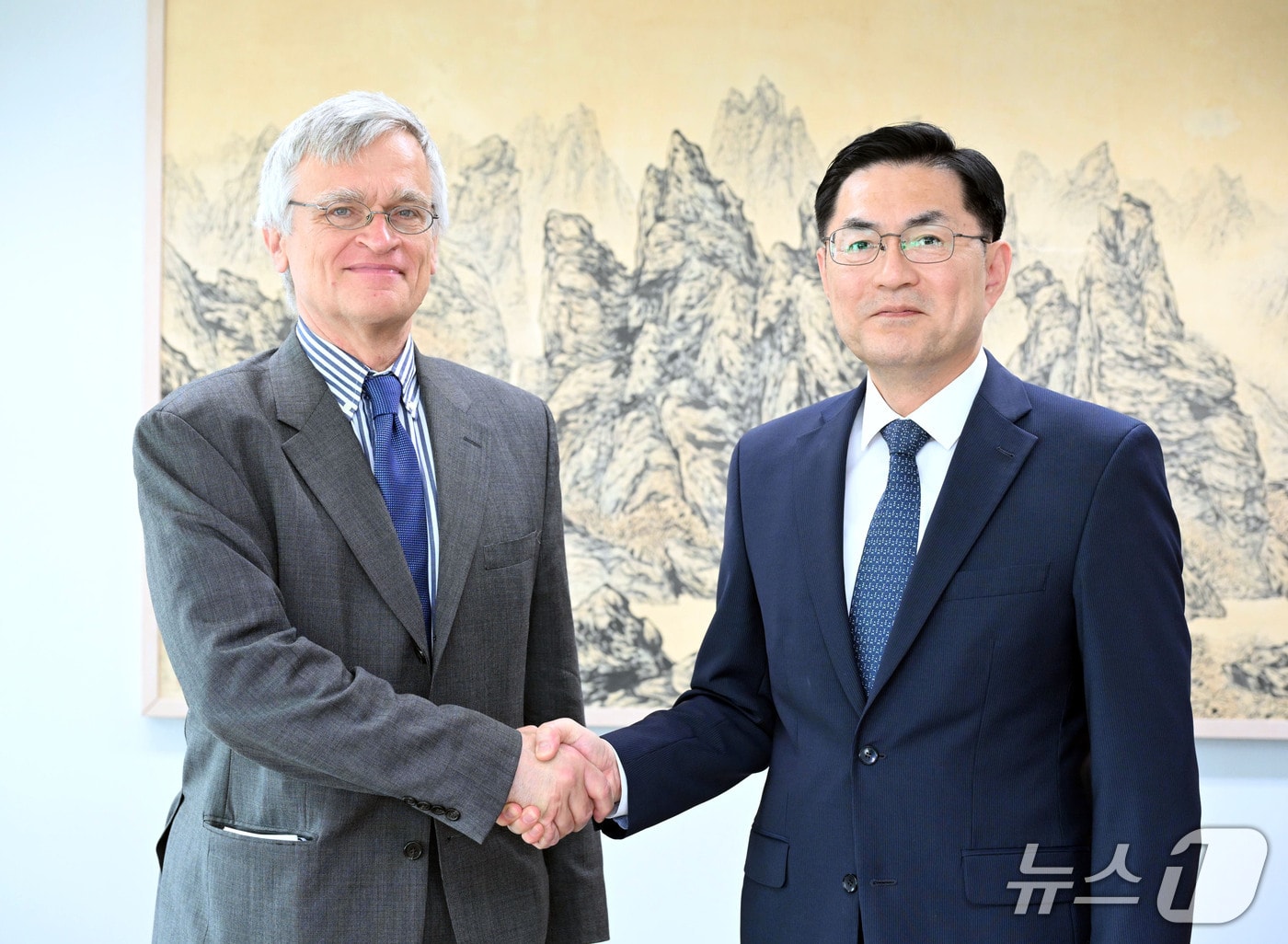 정연두 외교전략정보본부장(오른쪽)이 10일 오전 외교부에서 방한 중인 피터 셈네비(Peter Semneby) 스웨덴 한반도특사와 면담 전 악수하고 있다.(외교부 제공)