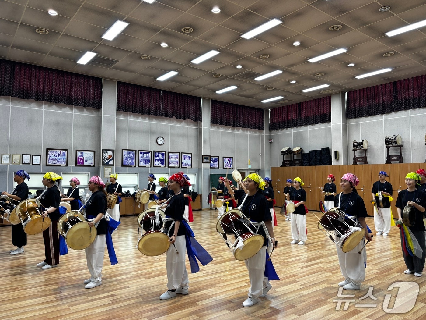웃다리농악 배우는 외국인 유학생 모습.(대전문화재단 제공. 재판매 및 DB금지)/뉴스1