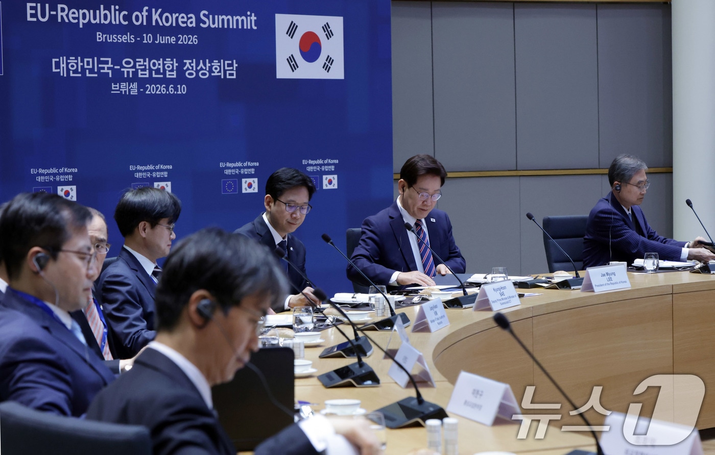 유럽에서 북한에 톤 높인 정부...당장 실익은 '대북 접촉보다 외교' 판단 - 뉴스 썸네일 이미지