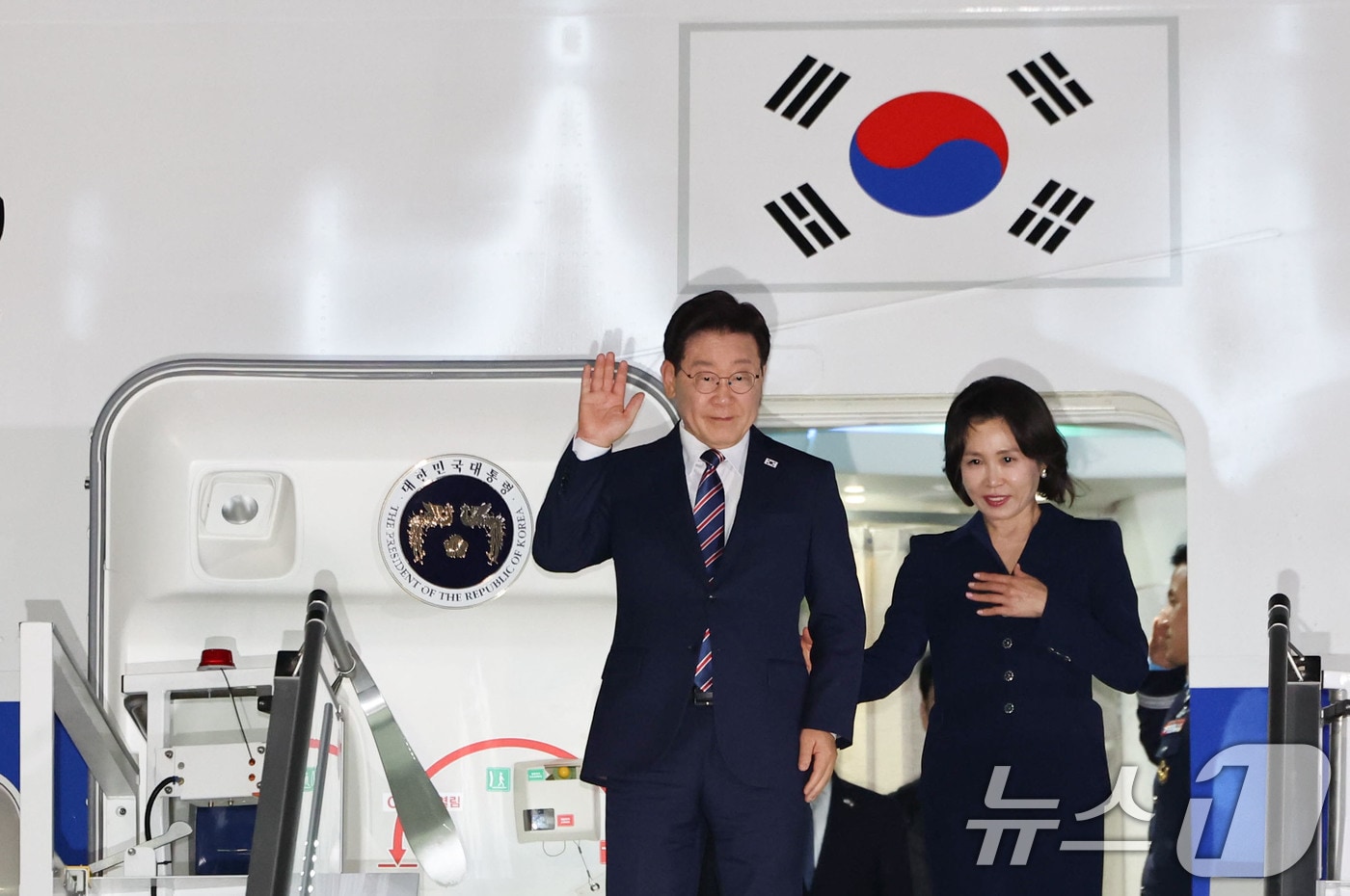 유럽을 순방 중인 이재명 대통령과 김혜경 여사가 지난 10일(현지시간) 이탈리아 로마 다빈치 국제공항에 도착해 인사를 하고 있다. 2026.6.11 ⓒ 뉴스1 허경 기자