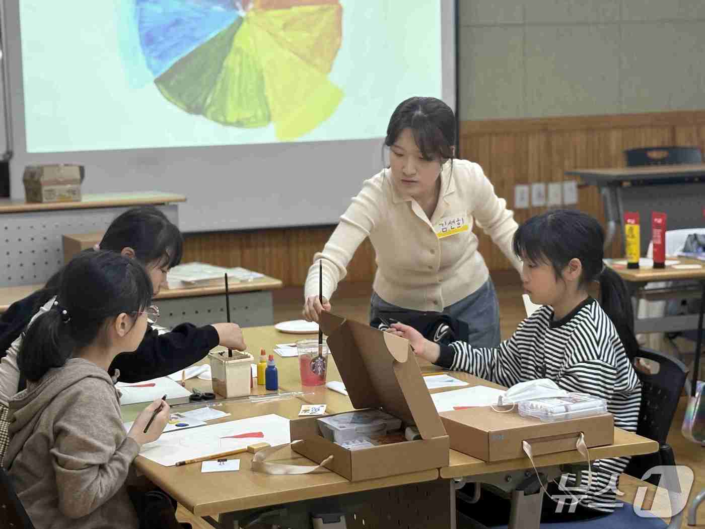 동대문문화재단 공공도서관이 7월부터 9월까지 지역 주민을 위한 3분기 특성화 프로그램을 운영한다. 휘경행복도서관은 생성형 AI와 예술을 결합한 수업을, 장안어린이도서관은 그림책을 주제로 한 연령별 프로그램을 마련했다.