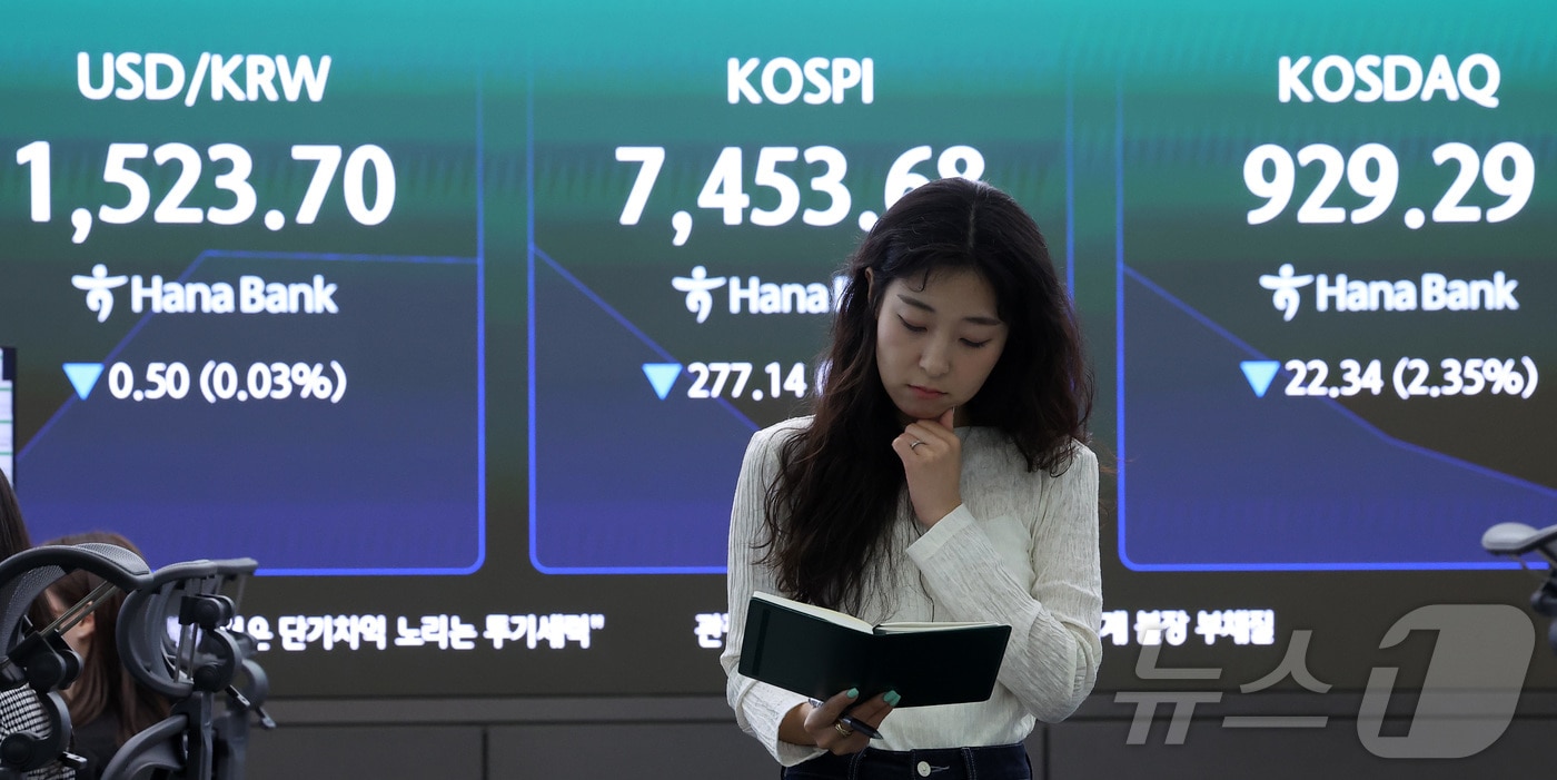 11일 서울 중구 하나은행 본점 딜링룸 전광판에 개장 시황이 나오고 있다. 이날 코스피는 전일 종가와 비교해 335.98포인트(4.35%) 하락한 7394.84, 코스닥은 전일 대비 28.63포인트(3.01%) 하락한 923.00으로 개장했다. 2026.6.11 ⓒ 뉴스1 김성진 기자